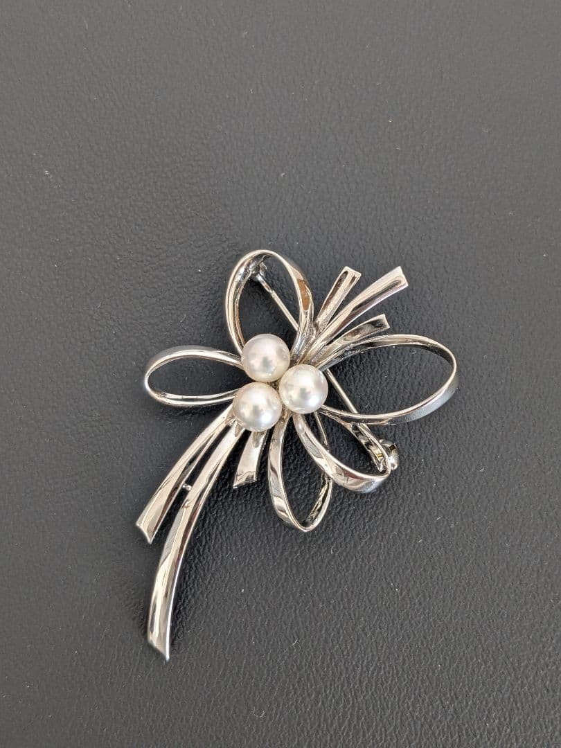 ゆ*い様 MIKIMOTO リボンデザイン シルバーブローチ パール付き