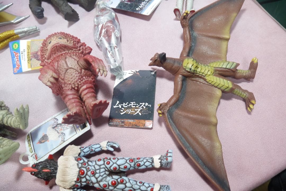 ゴジラ・ガメラ・ウルトラ怪獣　タグ付きソフビ　18体