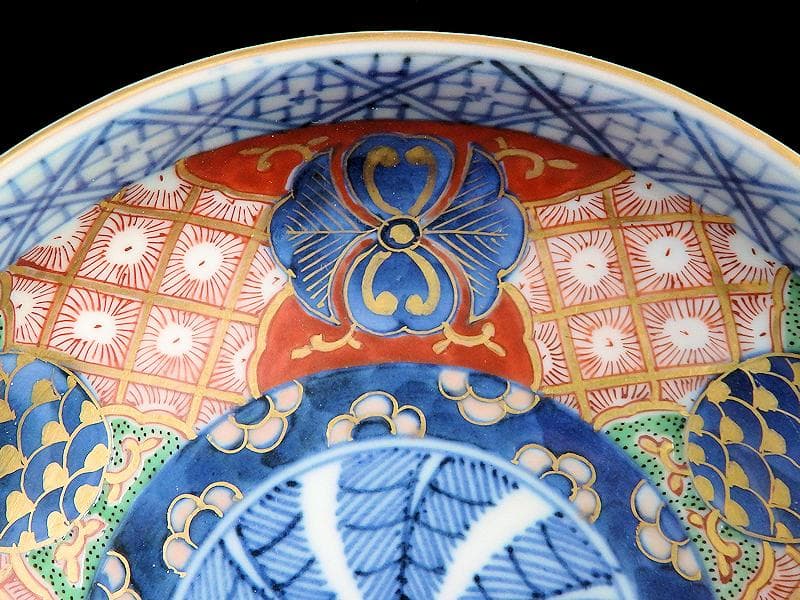 大聖寺伊万里 金襴手 菊花四方襷紋に丸紋の図 4寸皿