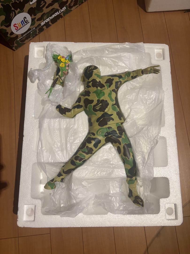 BAPE バンクシーのコラボフィギュアです‼️