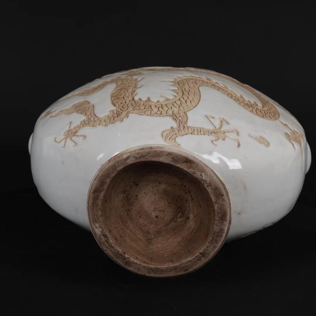 中国古美術✦内府紋 白釉 浮雕 双面龍紋 抱月扁瓶✦置物・書道品