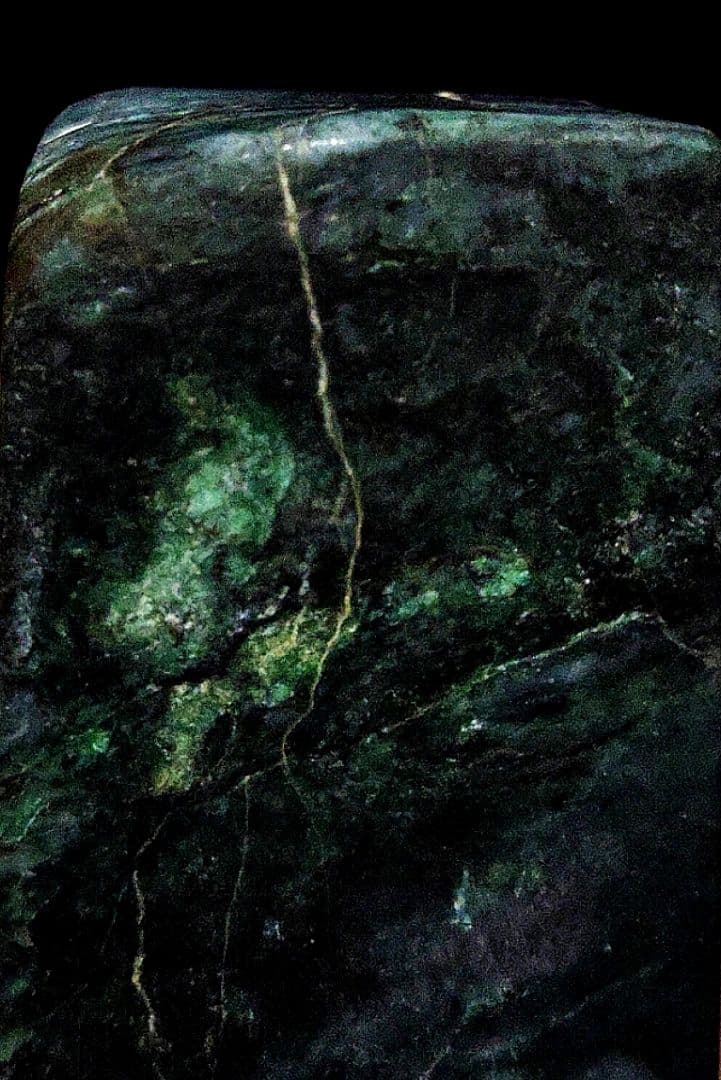 ☆翡翠原石☆糸魚川硬玉【姫川転石・山之坊コスモクロア・カット431g】