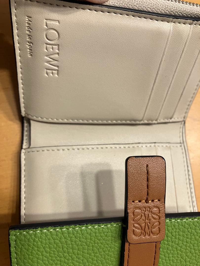 LOEWE グリーンレザー 三つ折り財布　即購入可能