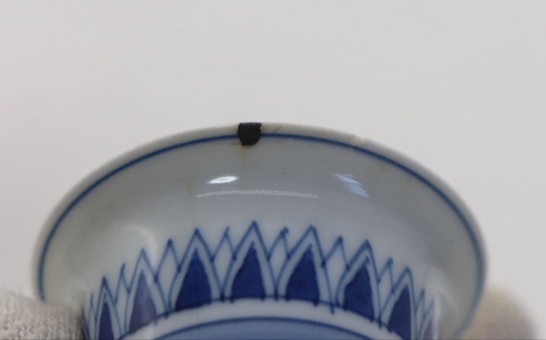 中国　大明成化年製　染付蓮弁紋小杯　木箱入　送料込み250210