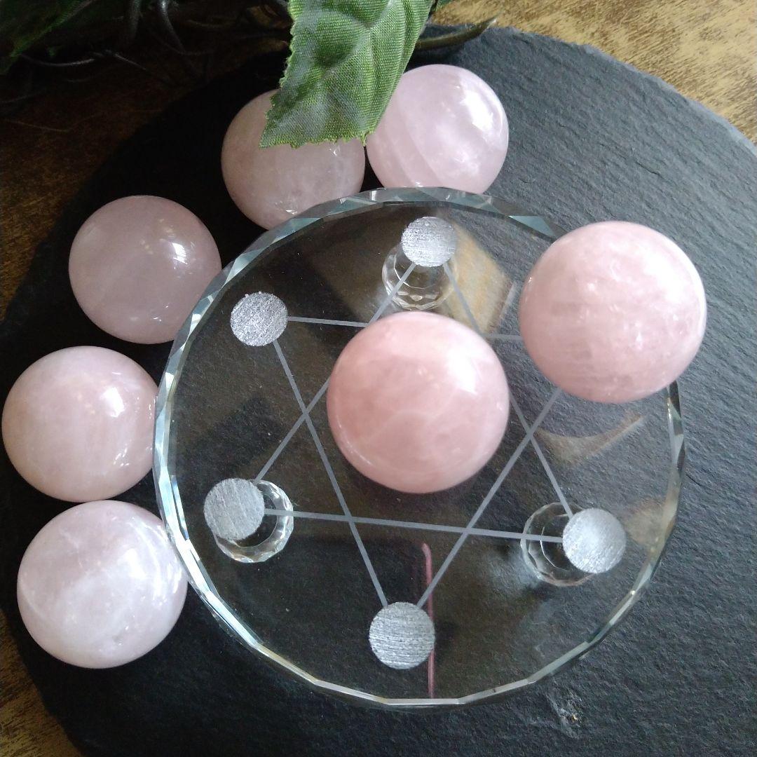 約3cmの大玉！内面の美！七星陣台座、天然石ローズクォーツスフィア