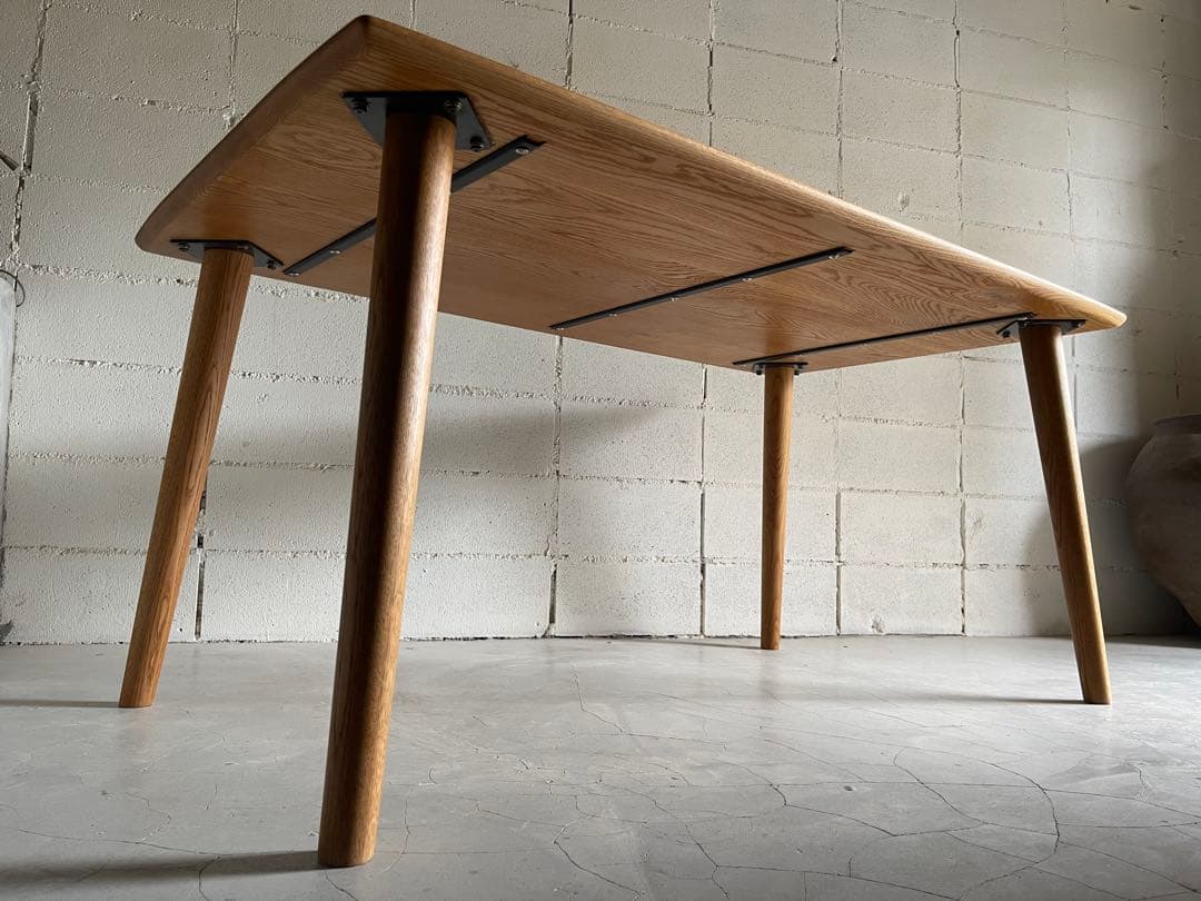 美品　天然木オーク無垢材　ダイニングテーブル　テーパー丸脚　斜め脚　北欧スタイル