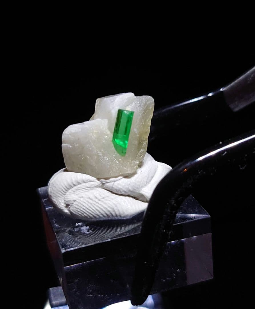 エメラルド ムゾー産 鉱石 鉱物 ミネラル 標本 原石 母岩付き 鉱石標本