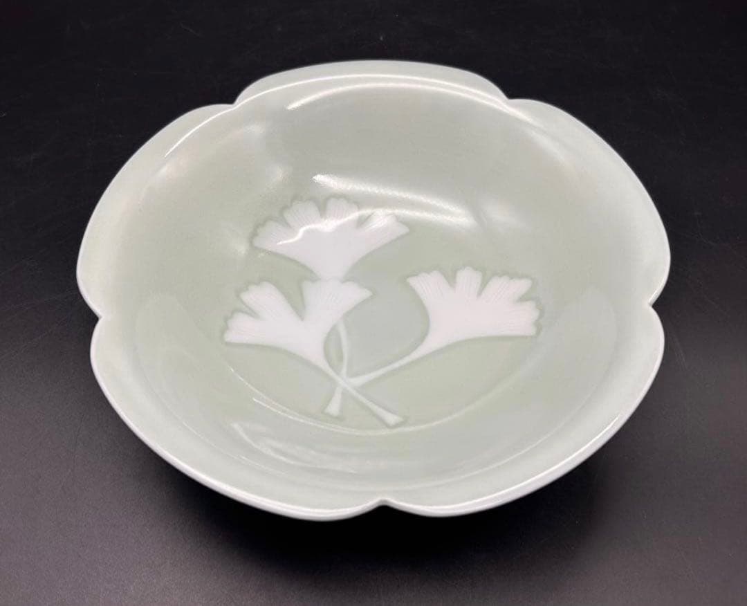 希少品】有田焼 人間国宝 井上萬二 作 青白磁公孫樹文 皿 本人作