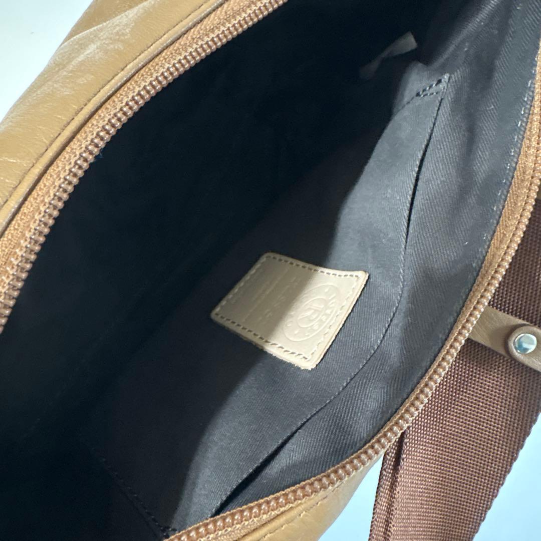 ほぼ未使用ラシット 今期ソフトレザーラウンドショルダーバッグ　金具シルバー