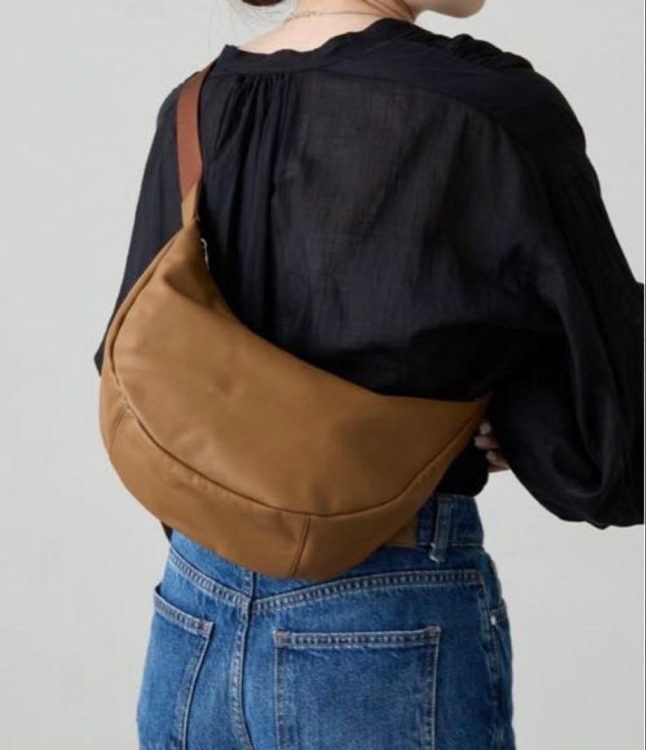 ほぼ未使用ラシット 今期ソフトレザーラウンドショルダーバッグ　金具シルバー