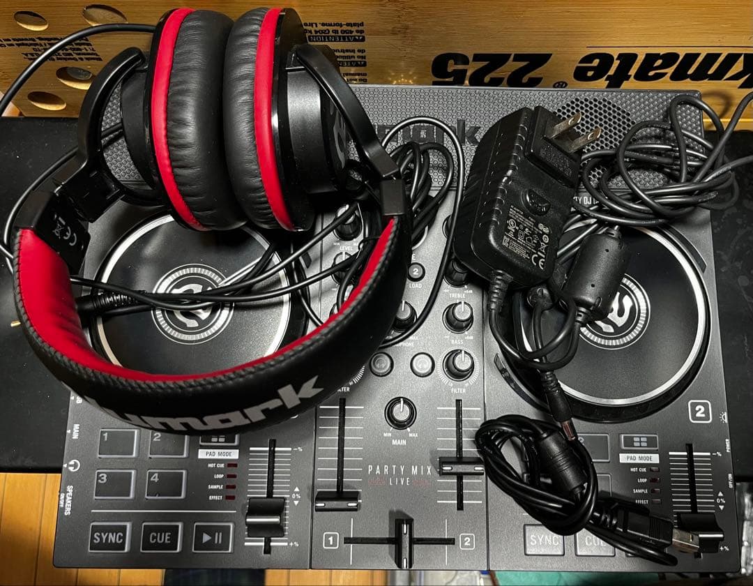 Numark Party Mix DJコントローラー　ヘッドホン付き Amazon.com: DJ Controller Bundle - DJ Set with Built in Speakers