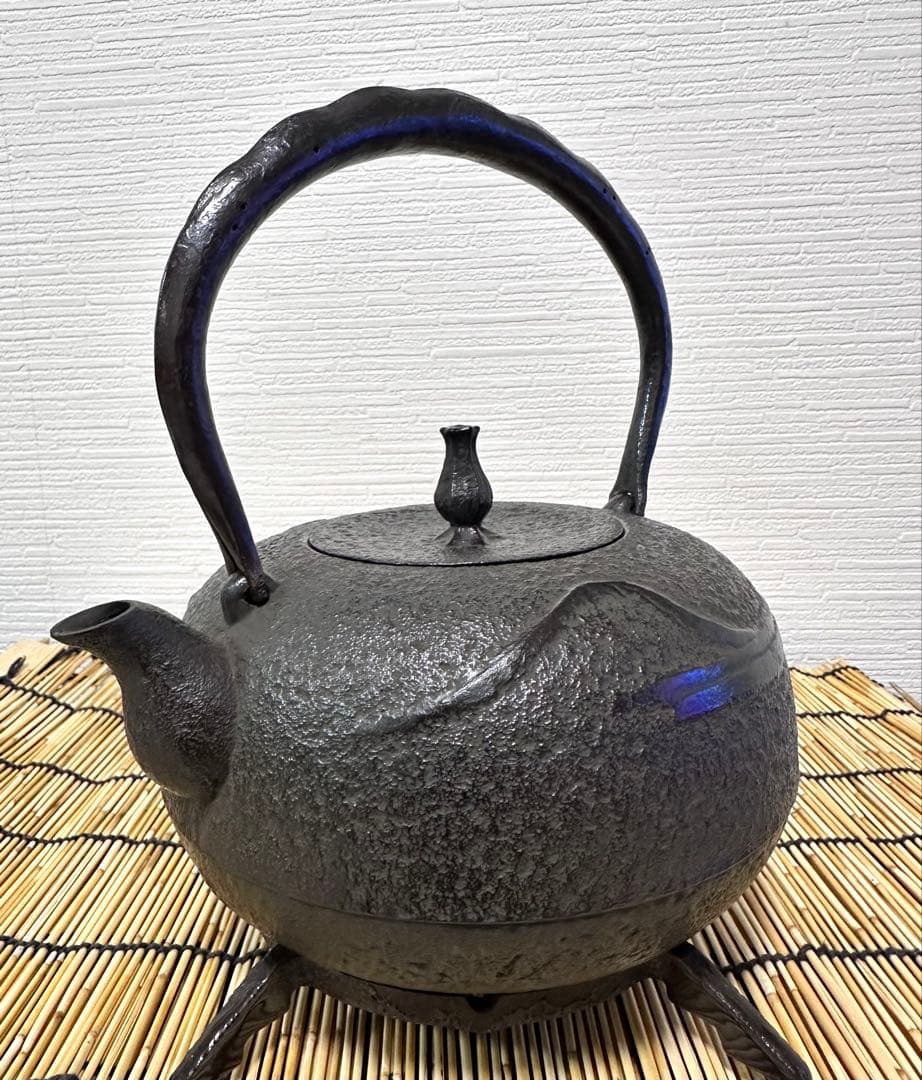 未使用品　付属品付　南部喜州 (及川 喜徳)造　鍛治打袋鉉　１５型　南部鉄瓶