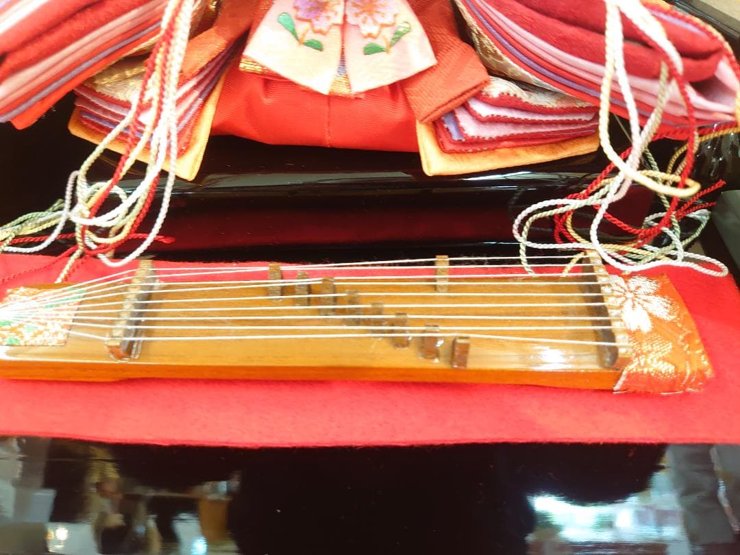 ●くみ●新品おひなさま●　桜づくし刺繍飾り　琵琶と琴のお道具付