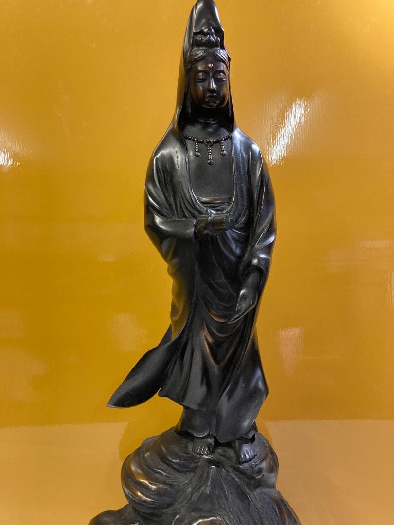 高岡銅器 【岩上白衣観音（立像）】 銅製:岩上白衣観世音菩薩座像