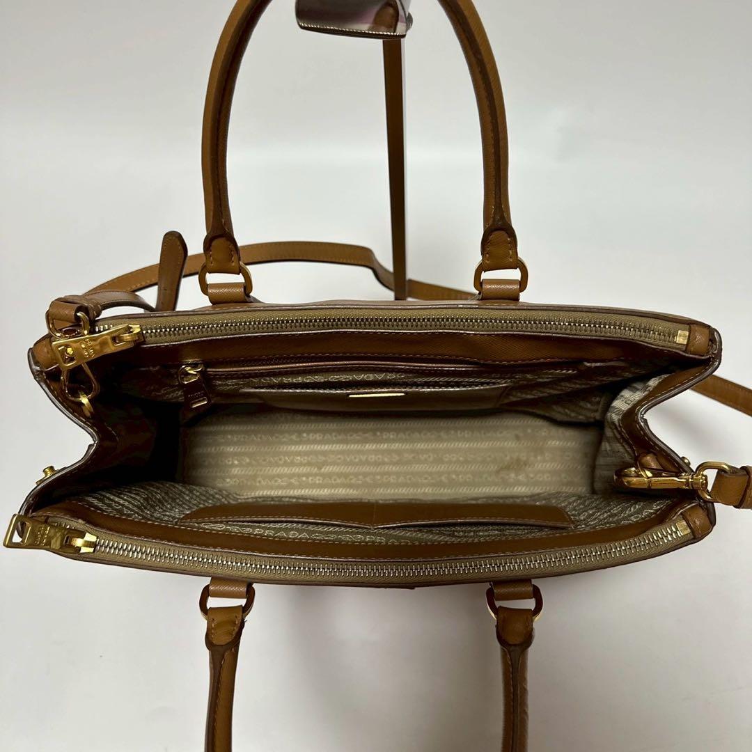 s64【美品】プラダ　三角ロゴ　サフィアーノ　ガレリア2wayショルダーバッグ.