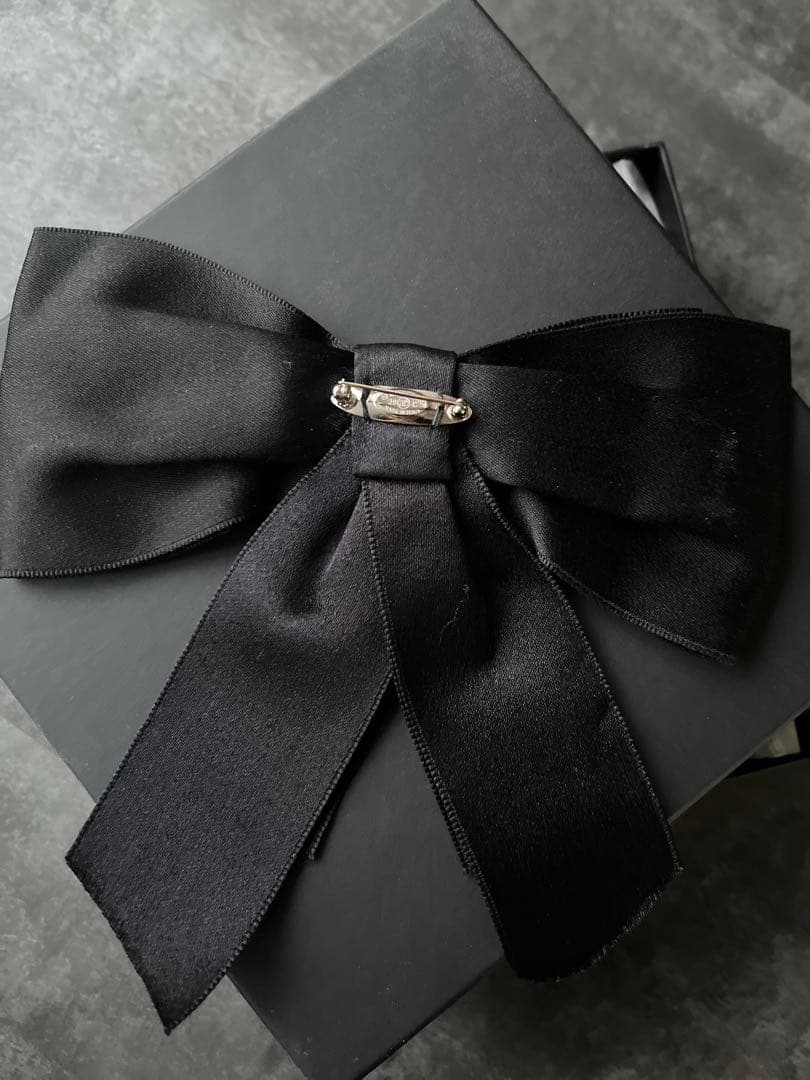 CHANEL ブラック シルクリボンブローチ