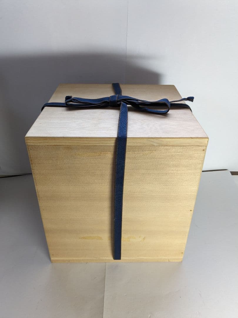 有田焼　十一代今泉今右衛門作、『錦菊花文三足手あぶり』、銘有、合わせ箱付