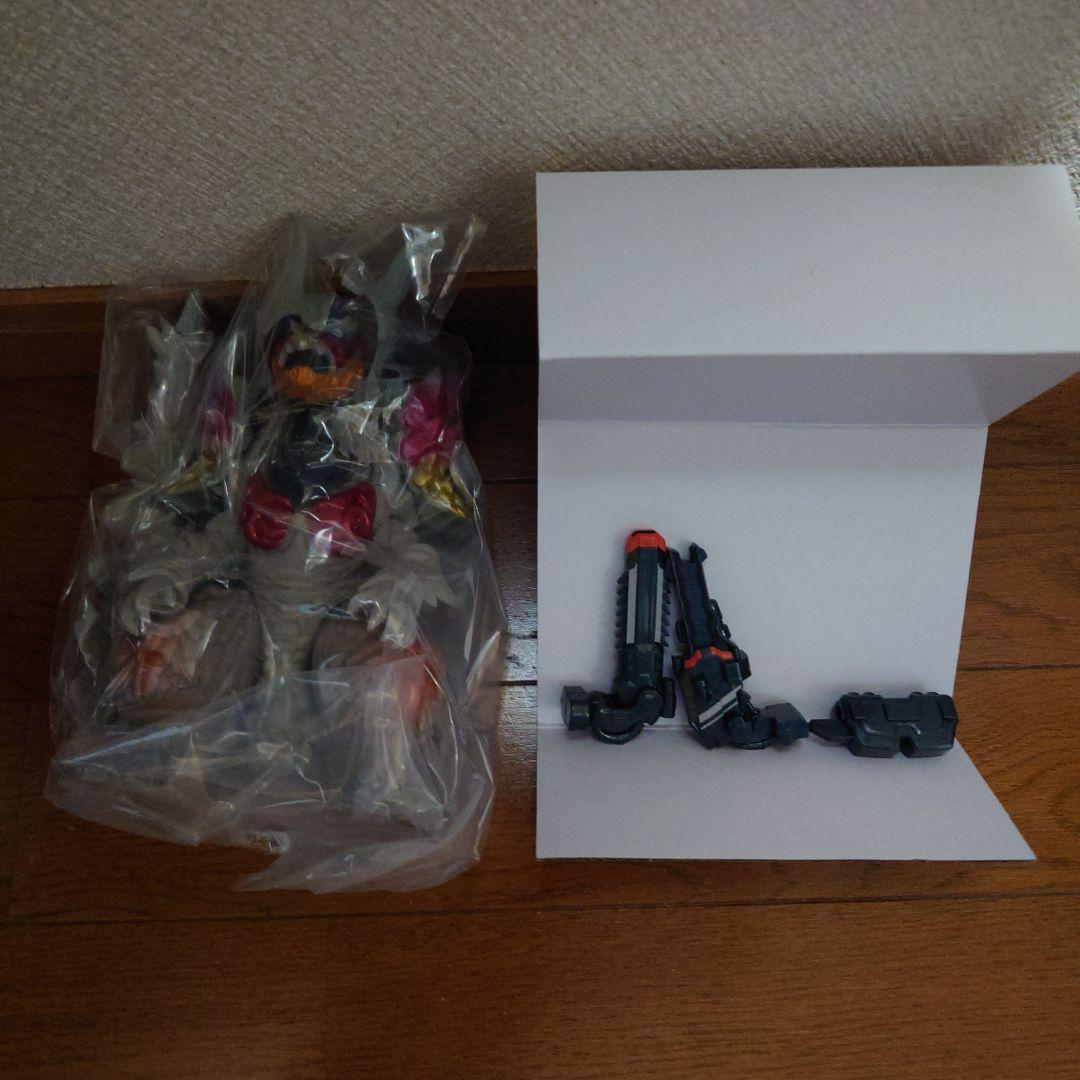 DXアースガロンと怪獣アドバンス ニジカガチ、ブレーザーの3点セット