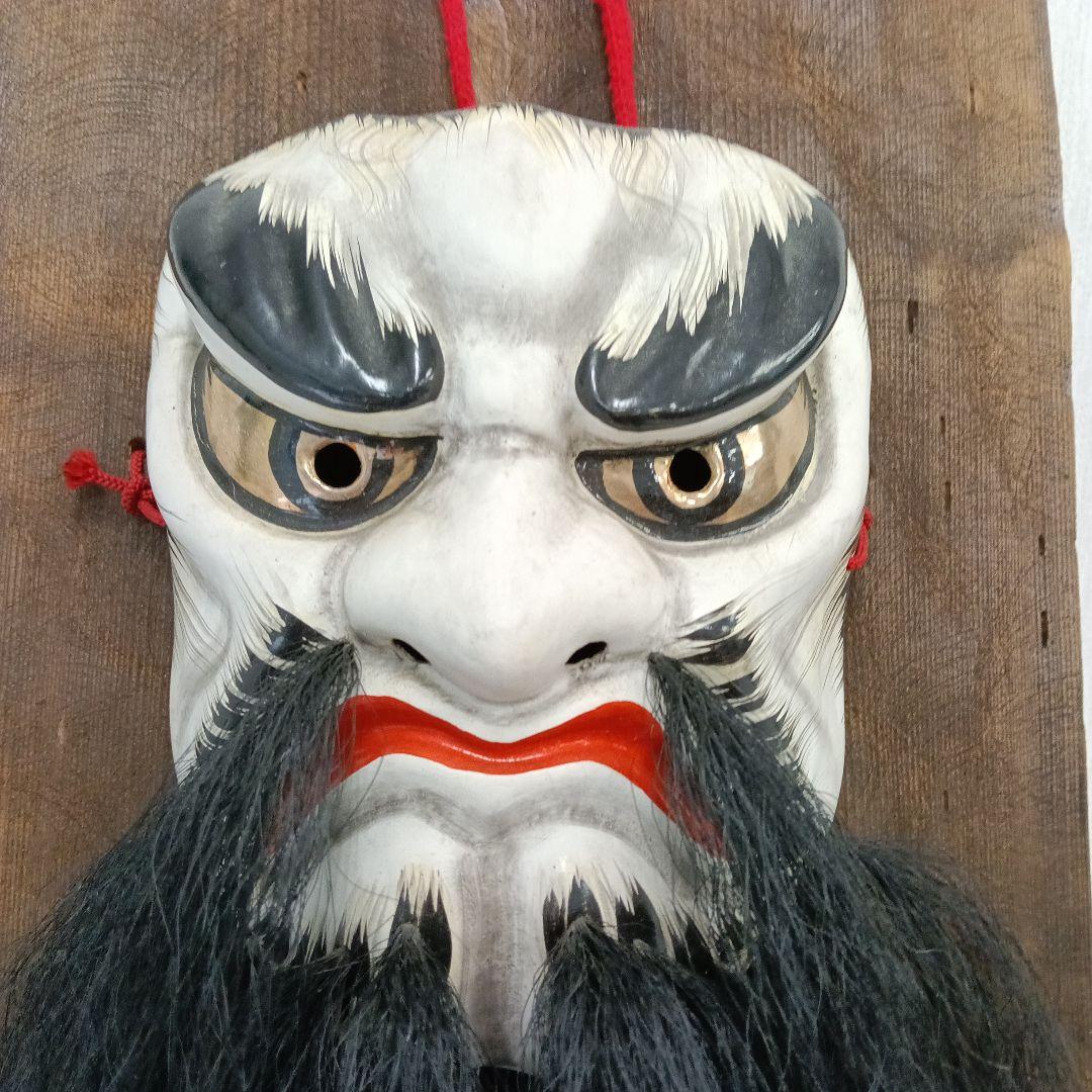 被れる)神楽面 伝統的な木製面