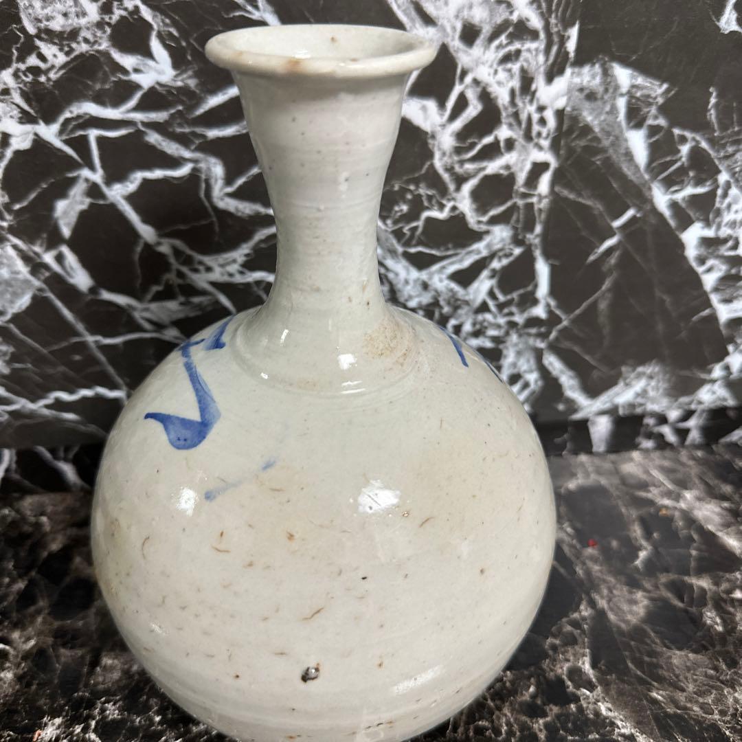 李朝、白磁染め付け、中徳利、時代箱付き。