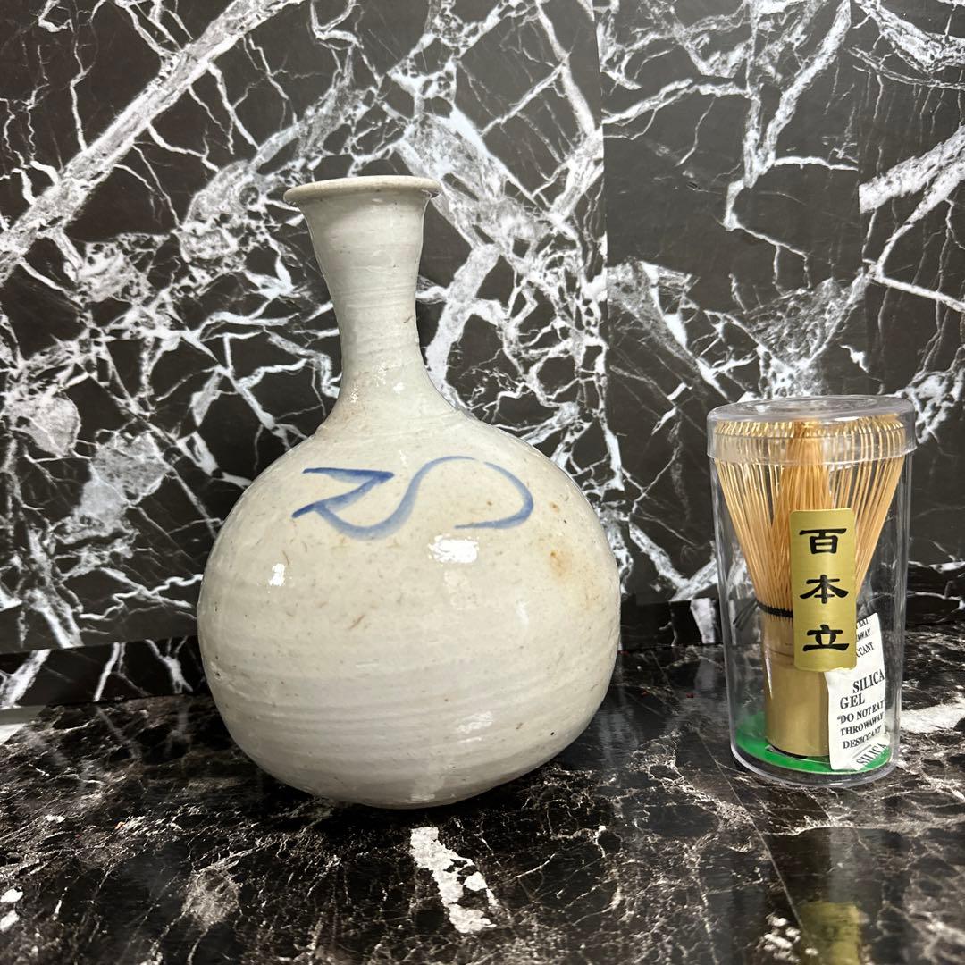 李朝、白磁染め付け、中徳利、時代箱付き。