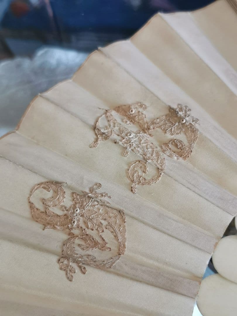 アンティークブルージュ ロザリンペルレ レースファン シルク 象牙色