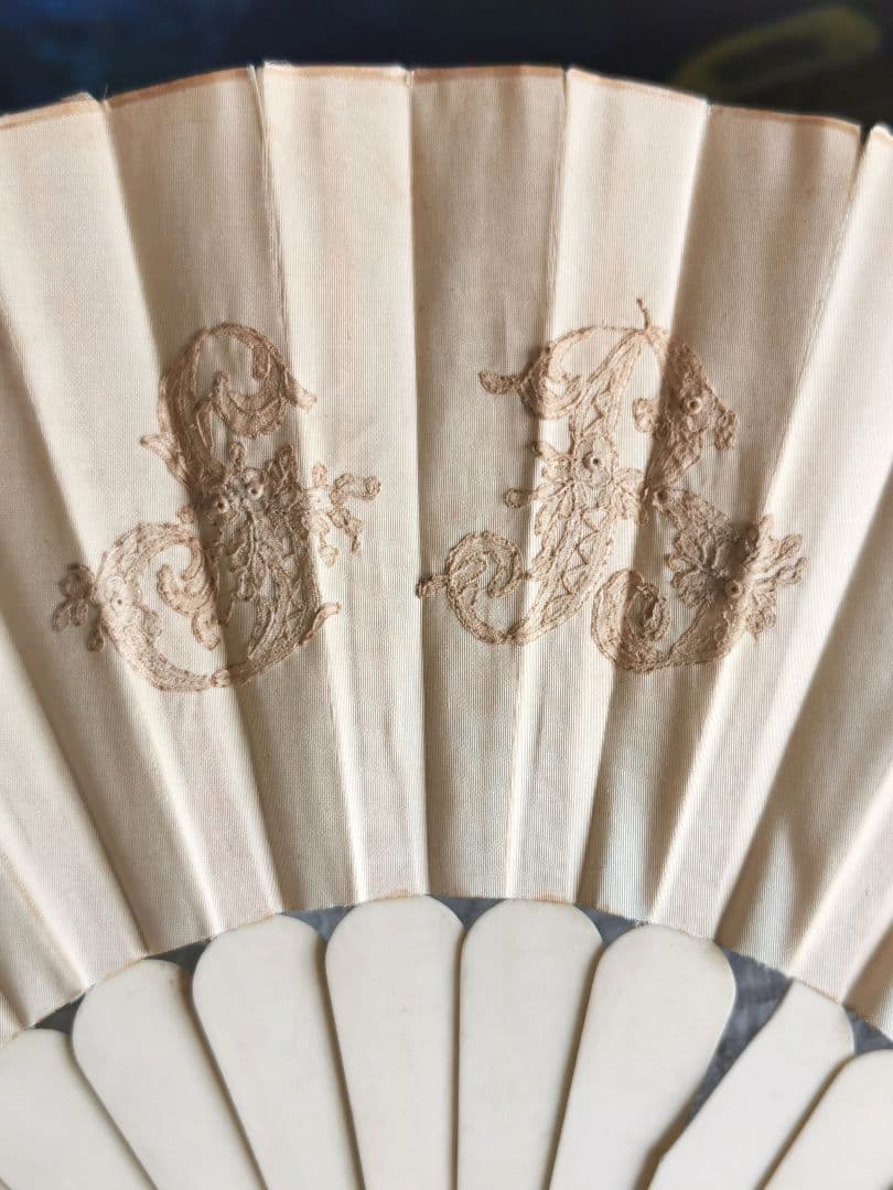 アンティークブルージュ ロザリンペルレ レースファン シルク 象牙色