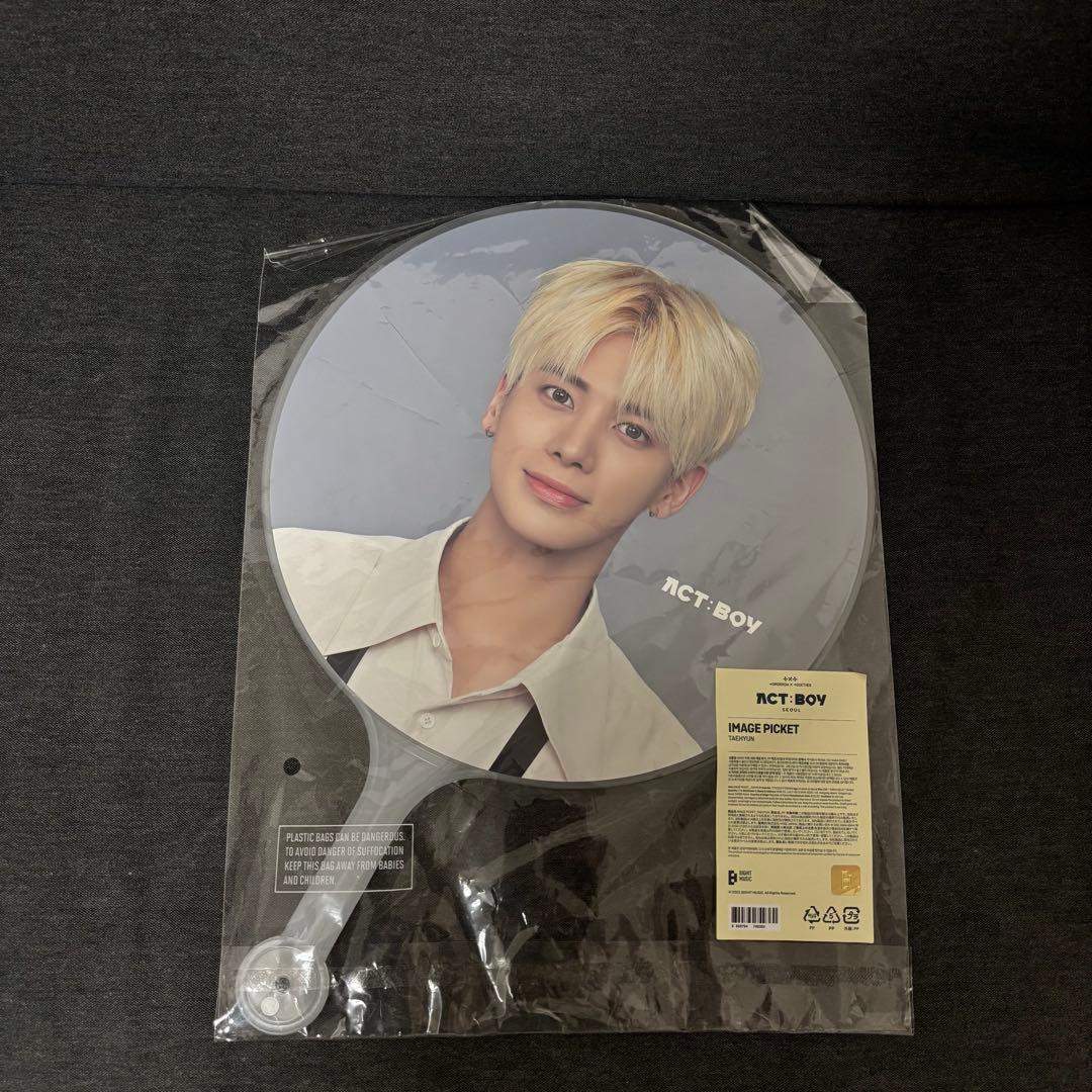 txt テヒョン act:boy 公式うちわ - メルカリ