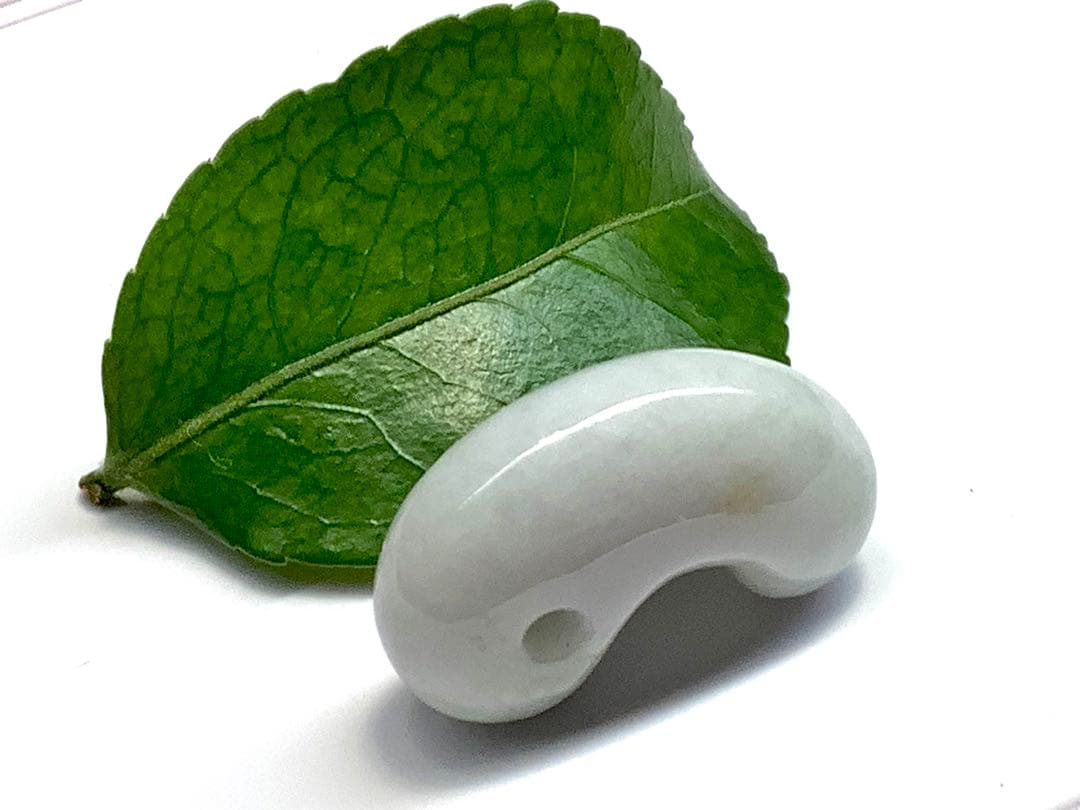 ✳粋の逸品‼️珍しい多彩色‼️糸魚川翡翠勾玉 数少ない1点 お守り