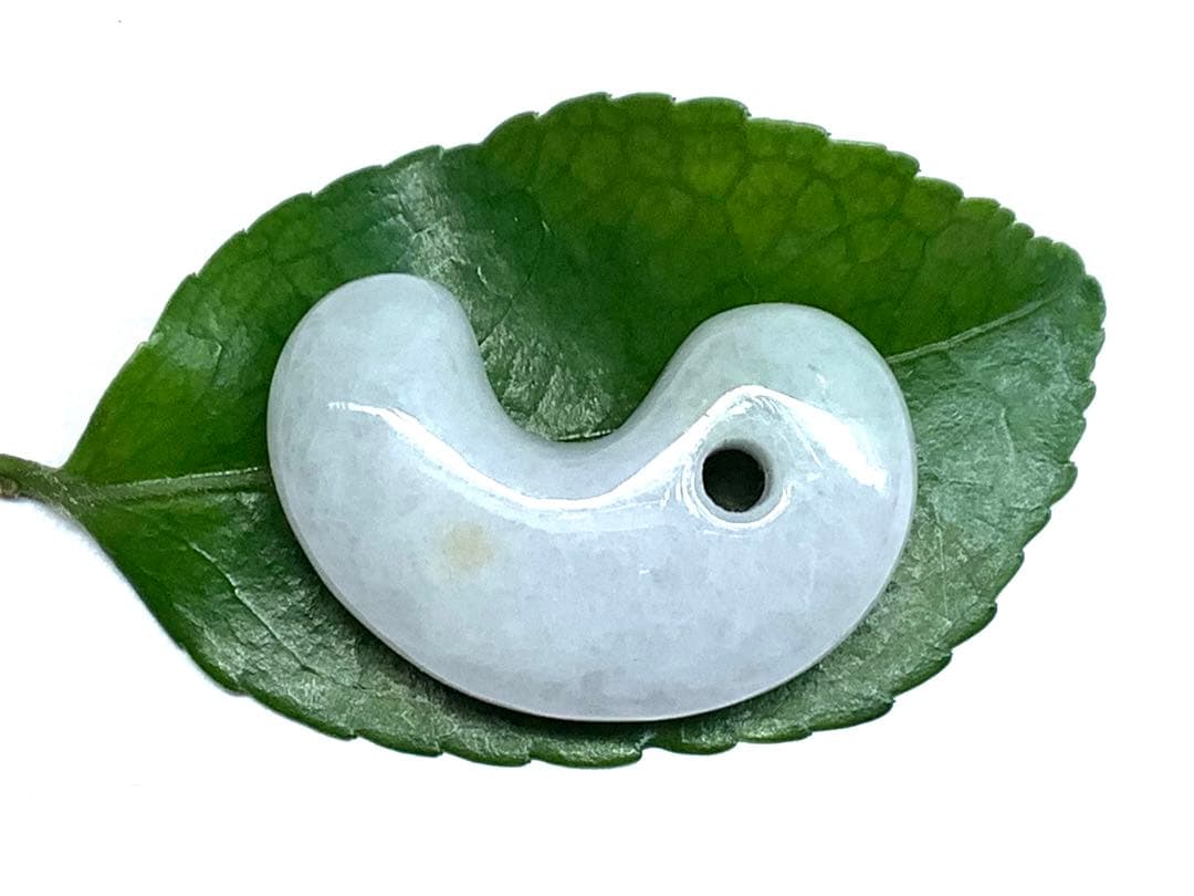 ✳粋の逸品‼️珍しい多彩色‼️糸魚川翡翠勾玉 数少ない1点 お守り