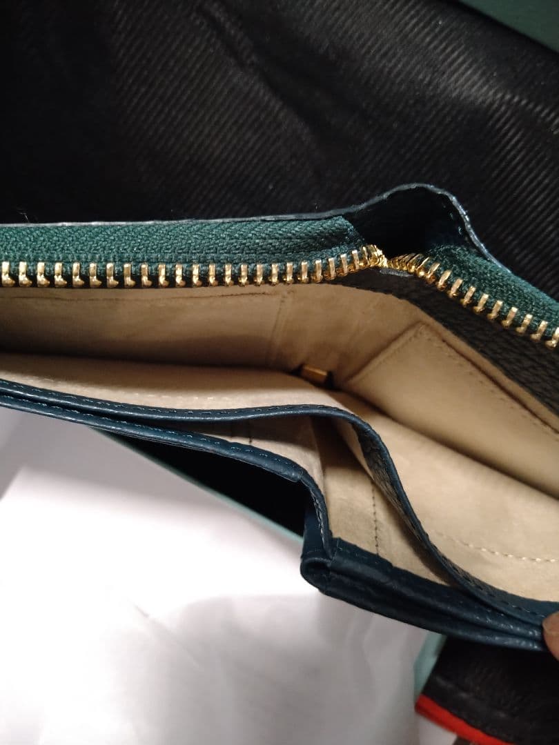 ハースケジュール　ヘビ革製　ダークグリーン二つ折り財布　パイソン