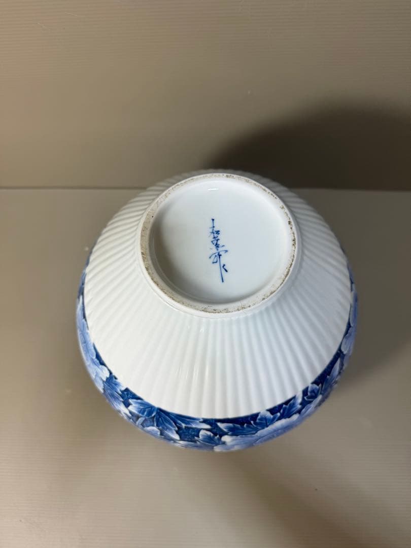 2280 有田焼 名工 緒方松右衛門 作 染付牡丹図 盛上彫文