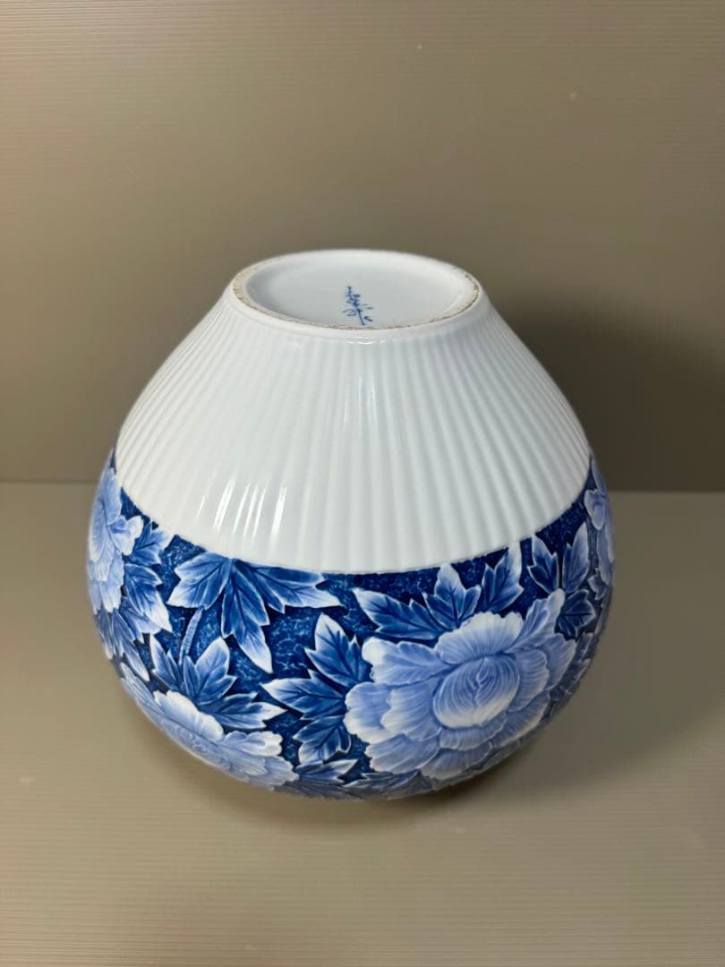 2280 有田焼 名工 緒方松右衛門 作 染付牡丹図 盛上彫文