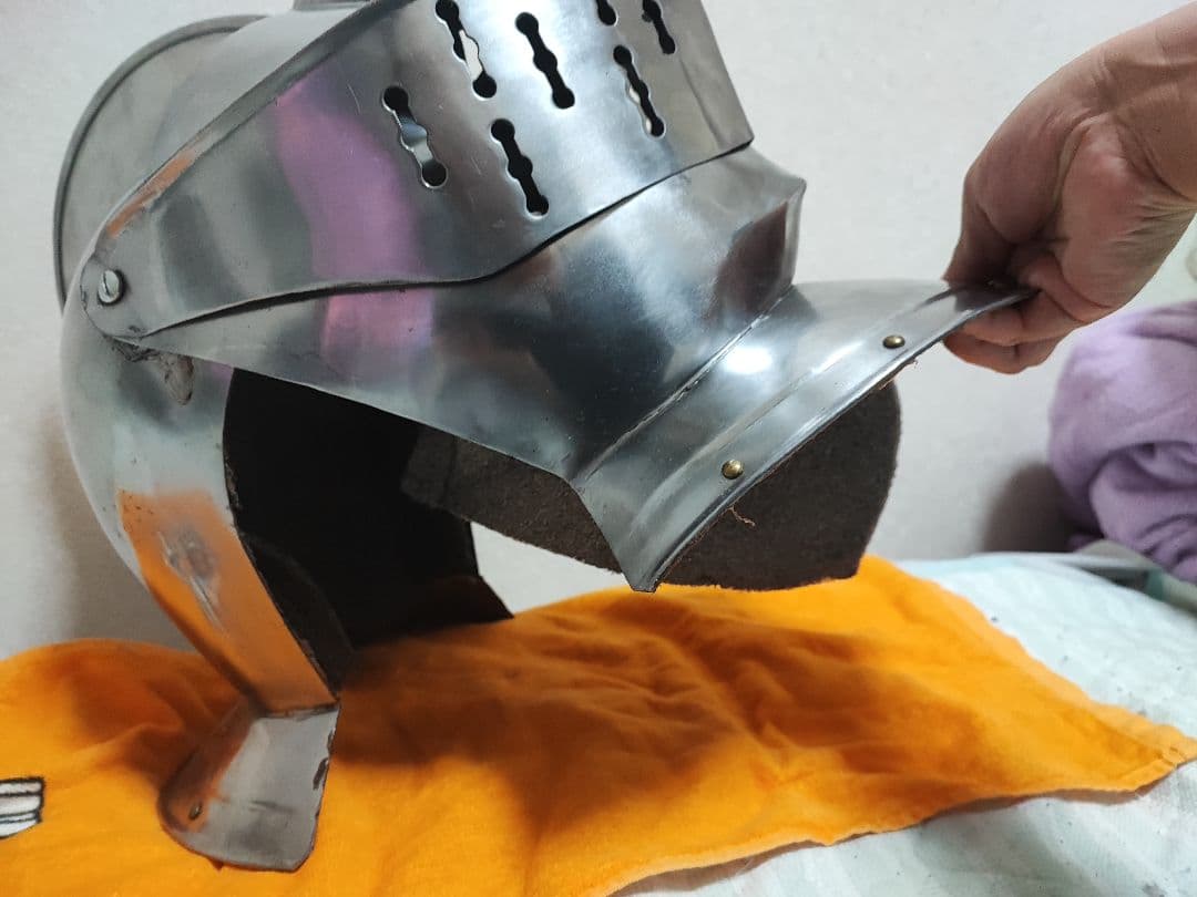 三が日までセール中 中世騎士のスチール製鎧 兜と籠手