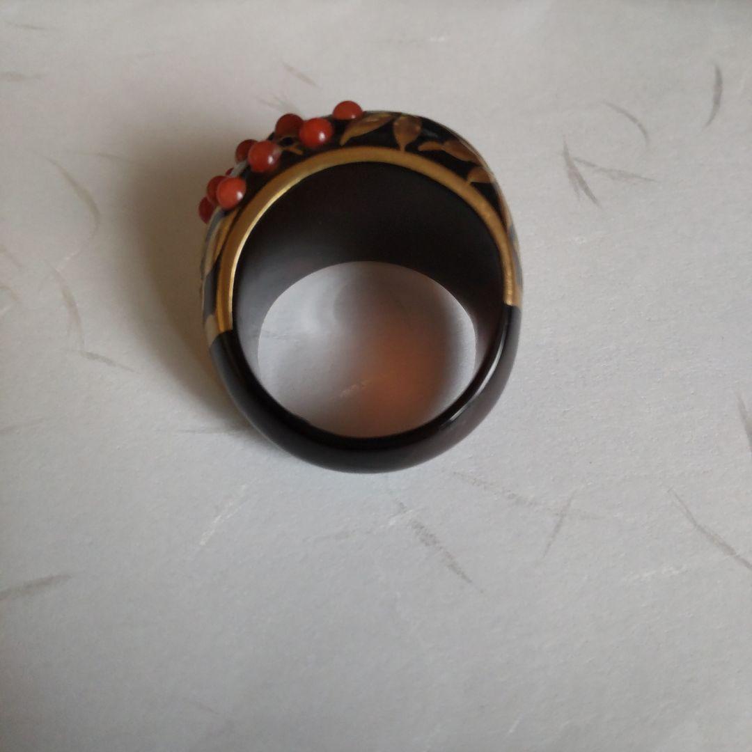 AKIO MORI「べっ甲に植物柄の金蒔絵、赤珊瑚、マーキス型の翡翠の指輪」