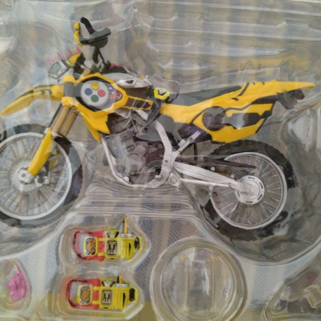 バンダイ　仮面ライダー　エグゼイド　フィギュアアーツ