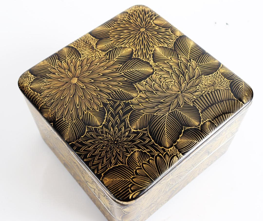 輪島塗重箱 角形 二段 胴張り形-椿の高蒔絵仕上げ- [内朱色/外黒タメ色