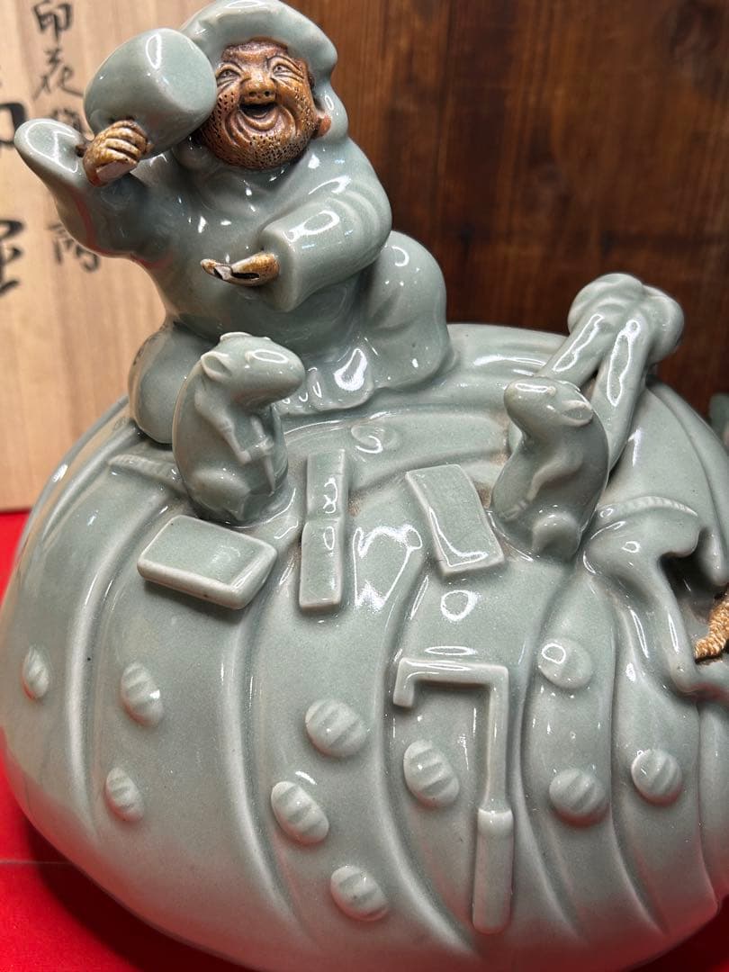 福の神と猫の陶器彫刻 九谷焼