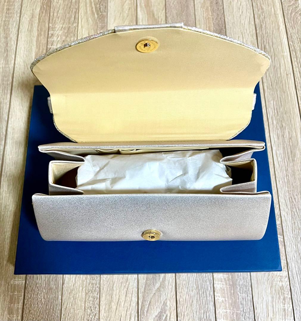 アイボリー に光沢がある花柄刺繍 ハンドバッグと草履セット