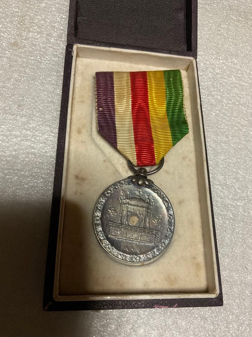 勲章2個セット。／鳥の絵の付いた勲章と大禮記念章