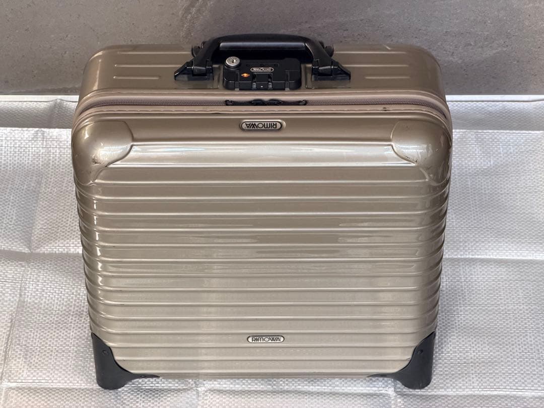 ⭐️RIMOWA リモワ サルサ ビジネストローリー 23L 2輪 ゴールド リモワ サルサ ビジネストローリー 23L 希少2輪 シャンパンゴールド