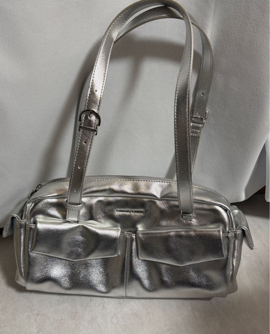 【タグ付き】CHARLES&KEITH マルチポケットショルダーバッグ シルバー