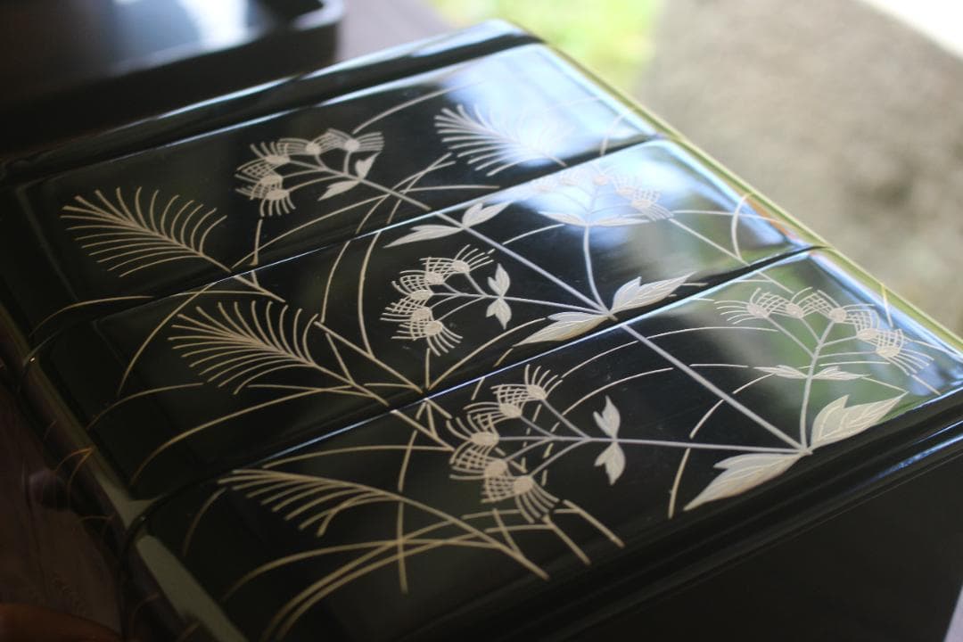 極小保管傷のみ！上質内朱黒漆に極上秋草螺鈿蒔絵の輪島塗台付三段重（検重箱お重