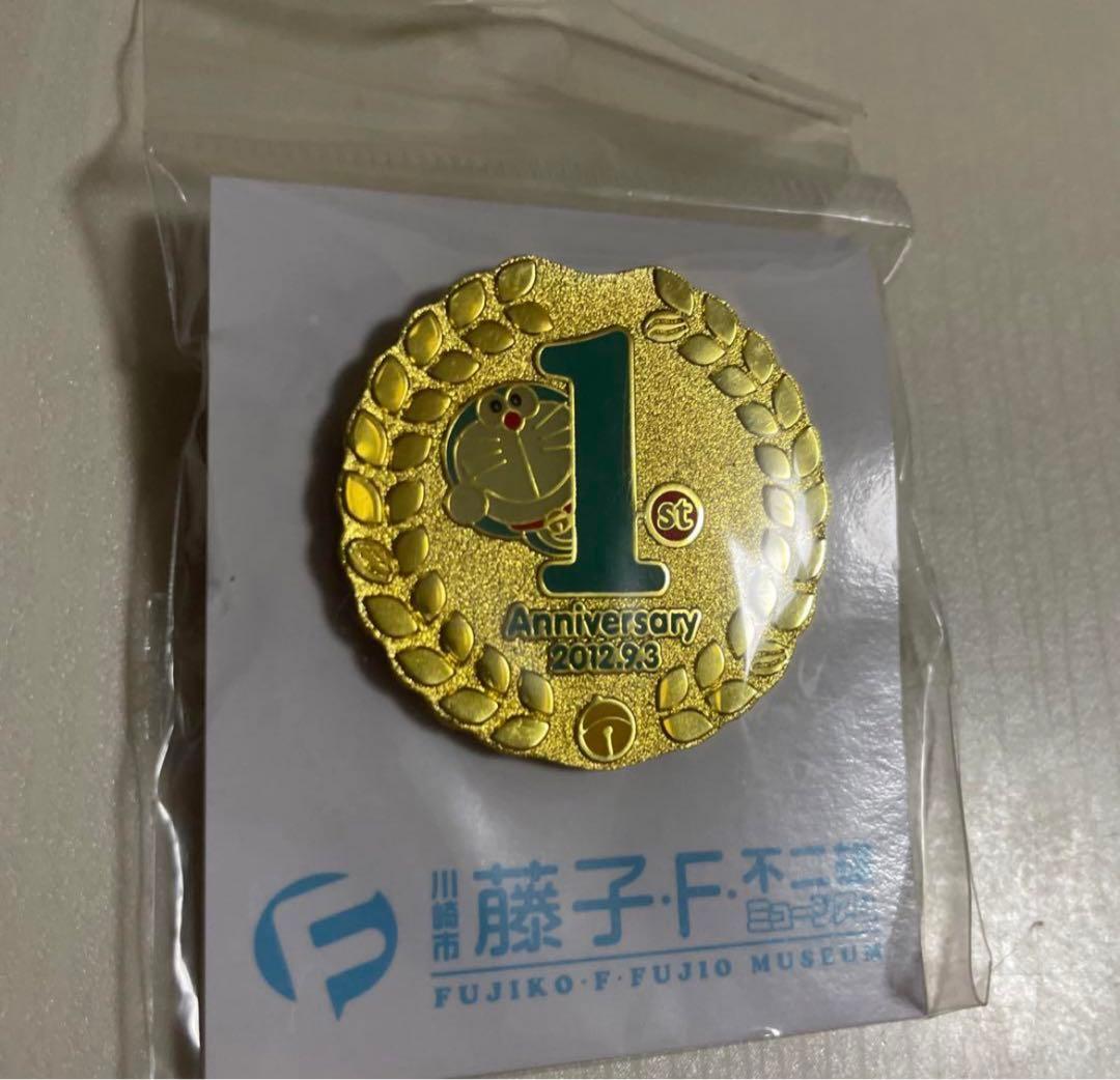 藤子・F・不二雄ミュージアム 1周年ピンバッジ ピンズ ドラえもん