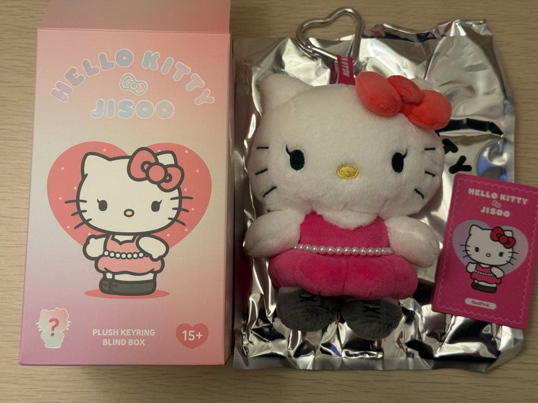 BLACKPINK JISOO ジス ハローキティ コラボ レッドピンク - メルカリ