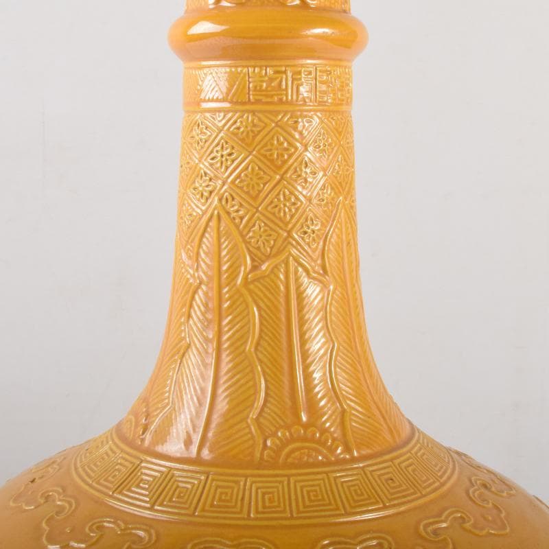 中国 黄釉 刻神獣纏枝花弁文 長顎瓶 在銘 V