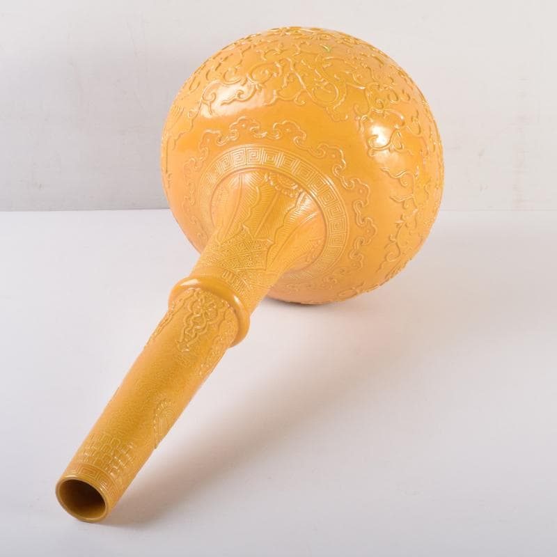 中国黄釉刻神獣纏枝花弁文長顎瓶在銘V7128A