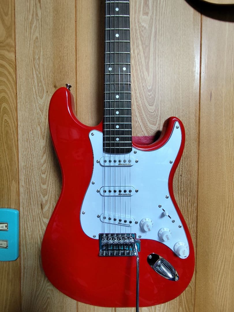 お楽しみキャスター 赤いエレキギター シングルコイル、トレモロ搭載