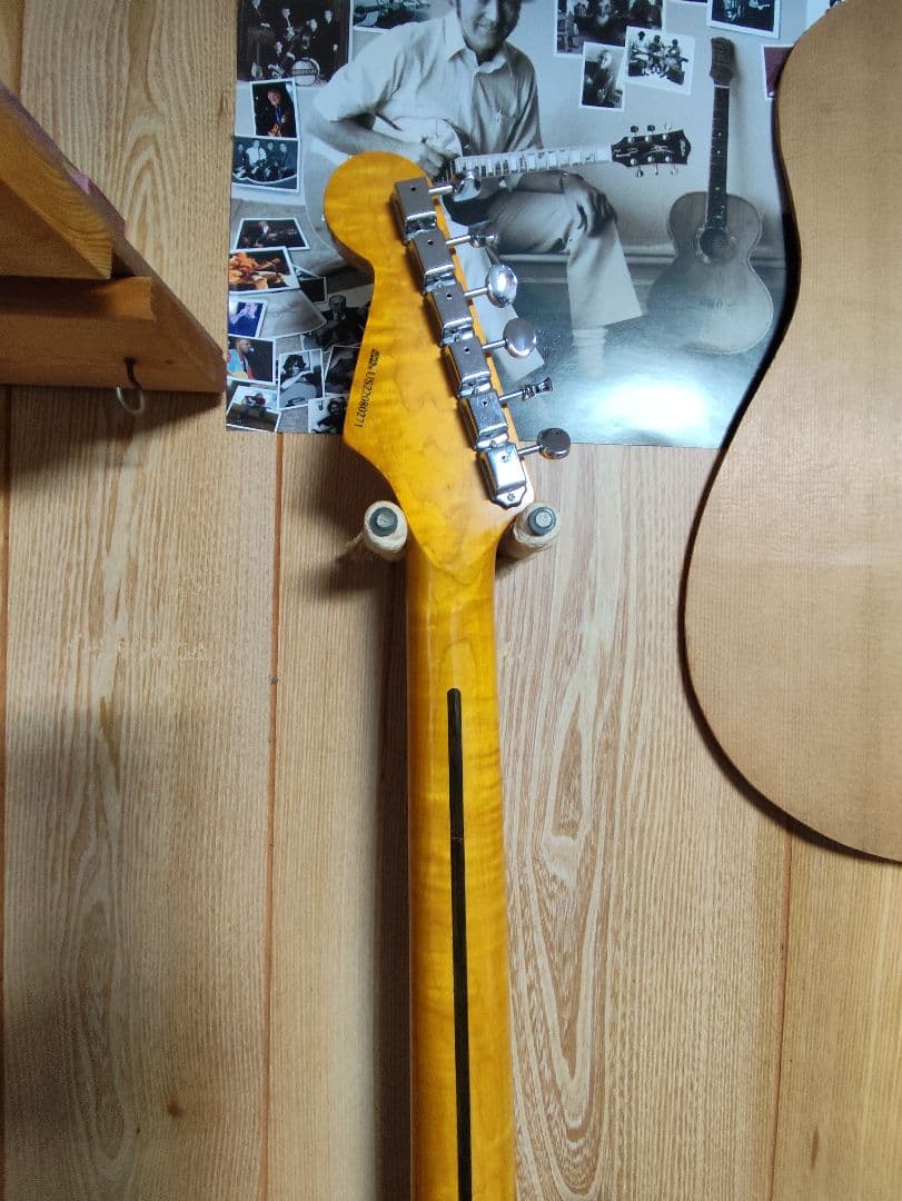 お楽しみキャスター 赤いエレキギター シングルコイル、トレモロ搭載