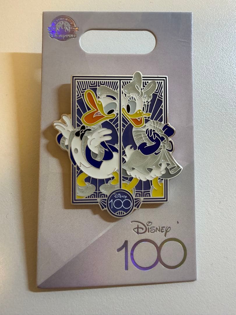 レア】アメリカ ディズニー100周年 ドナルド・デイジー ピンバッジ
